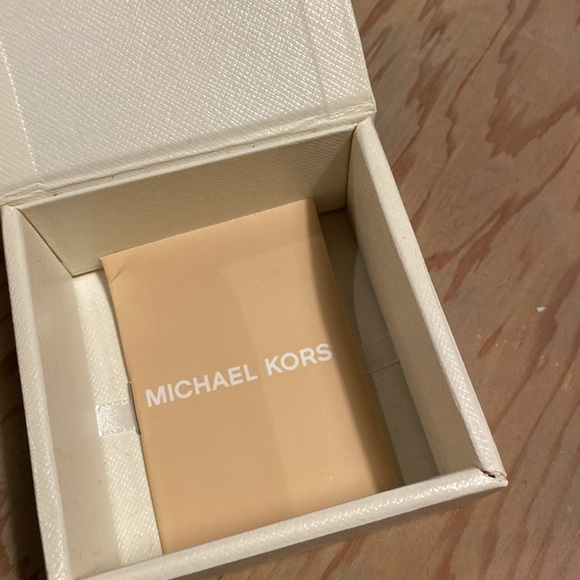 Michael Kors silver coloured bracelet, with box and duster bag. - Picture 2 of 4